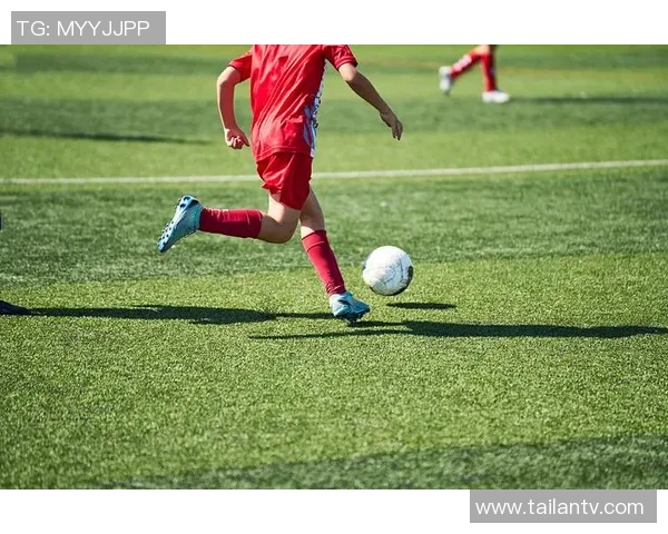足球明星精彩瞬间高清持球图片展现球场魅力与激情