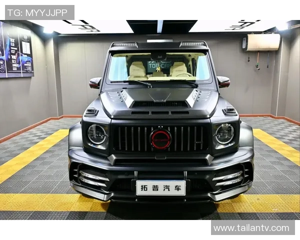 足球明星驾驭奔驰大G展现豪华与实力的完美结合